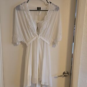 Chic White Lace-Accented Chemise